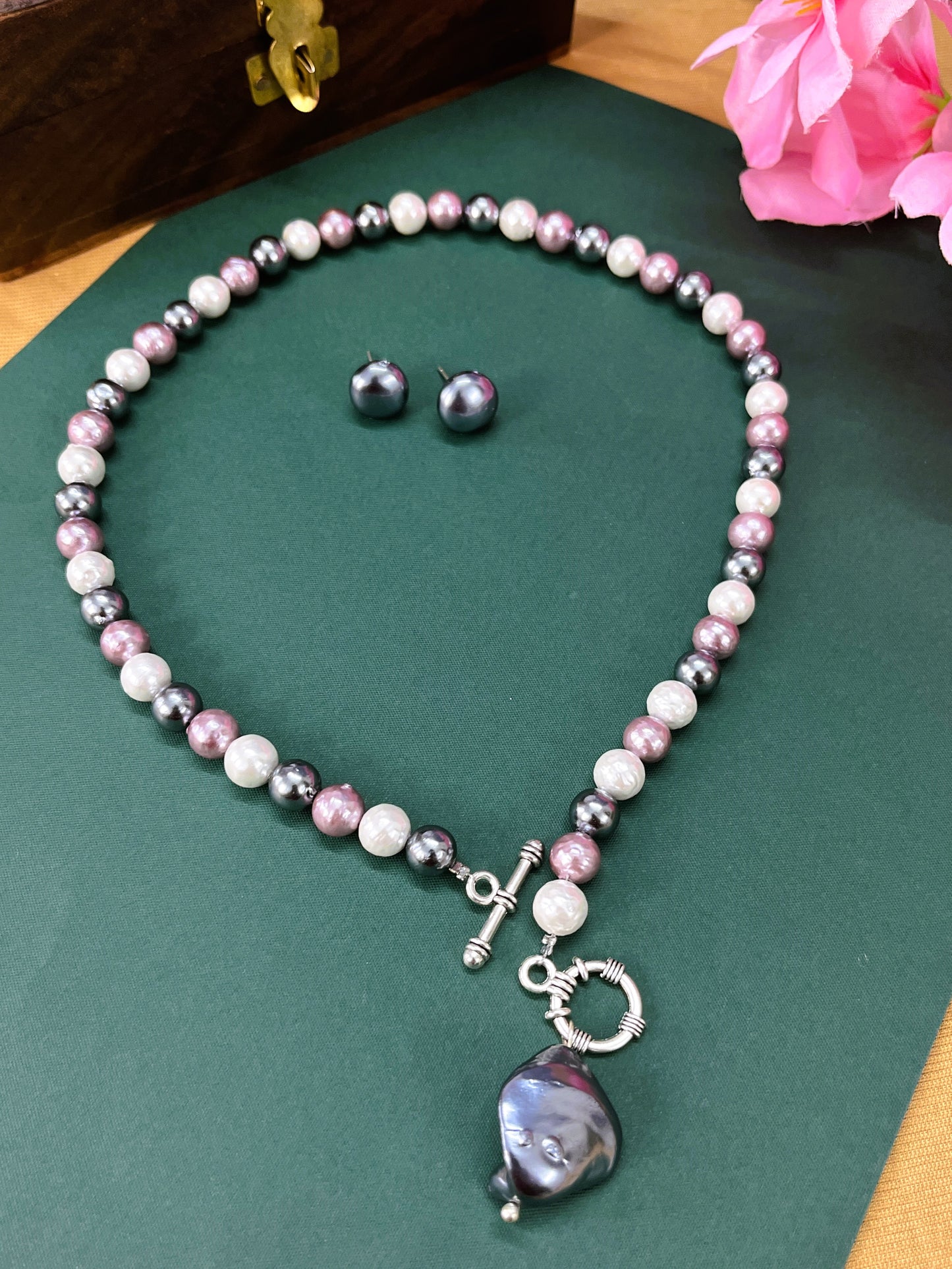 Pearl Noir Elegance Necklace Set